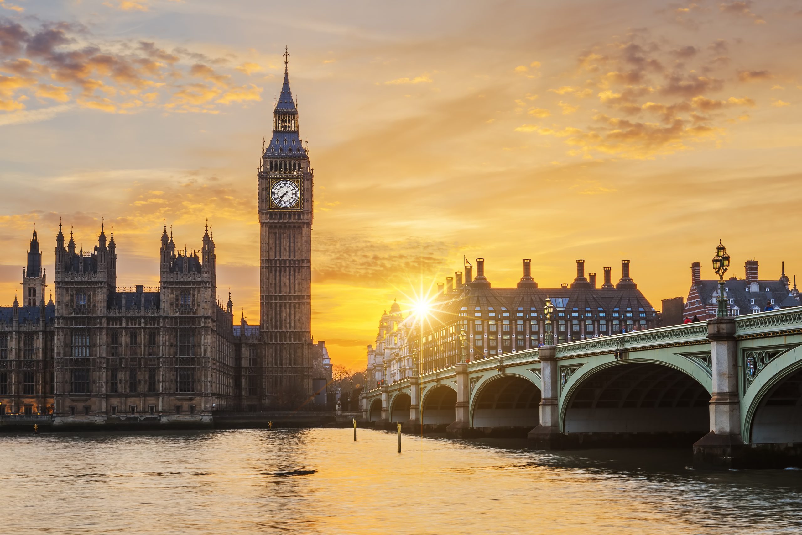 Athens Starts Late, London Starts Early: Two Capitals, Two Different Evenings Athens Starts Late, London Starts Early: Two Capitals, Two Different Evenings